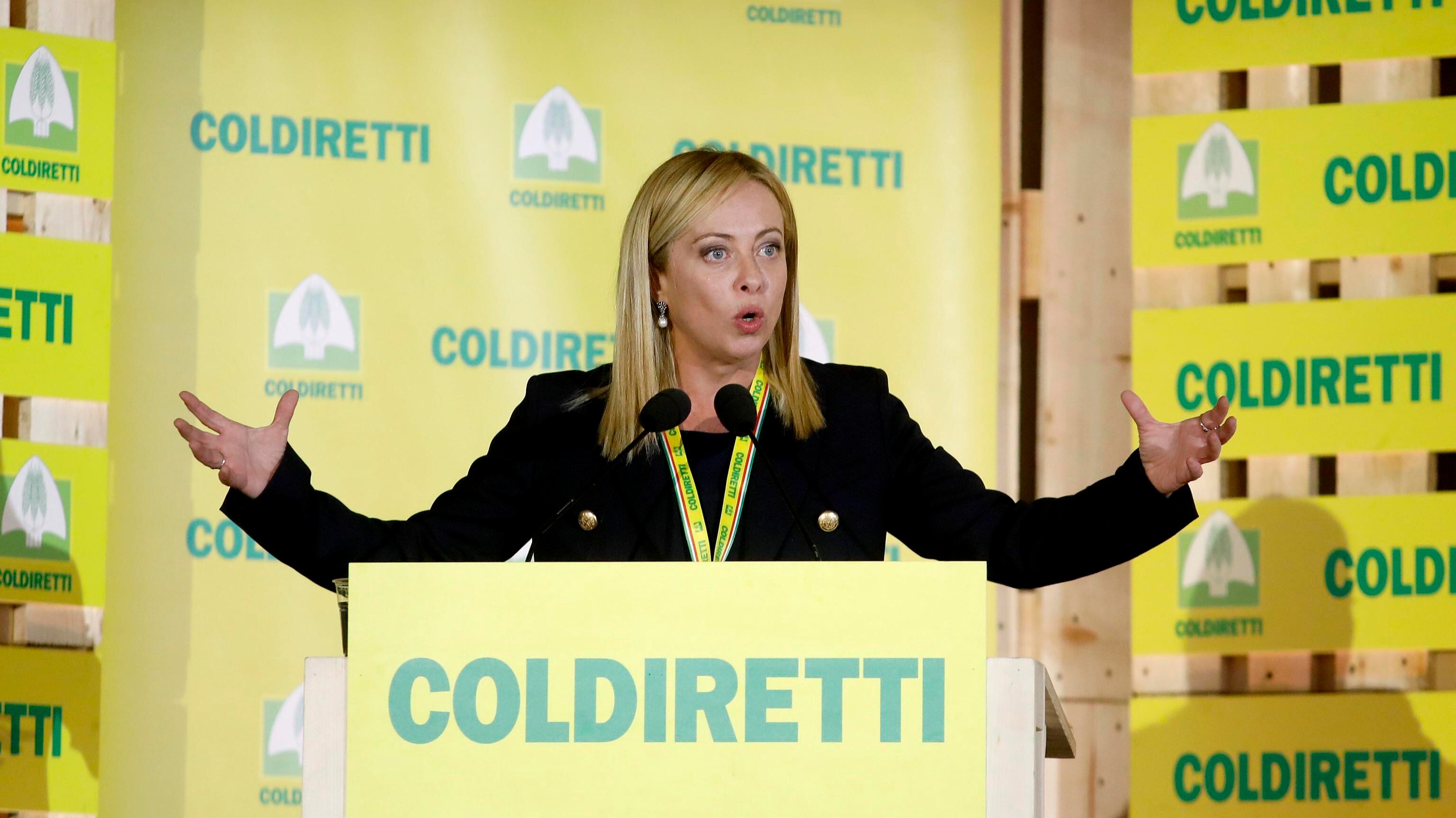 Accolta come una star Meloni debutta a Milano