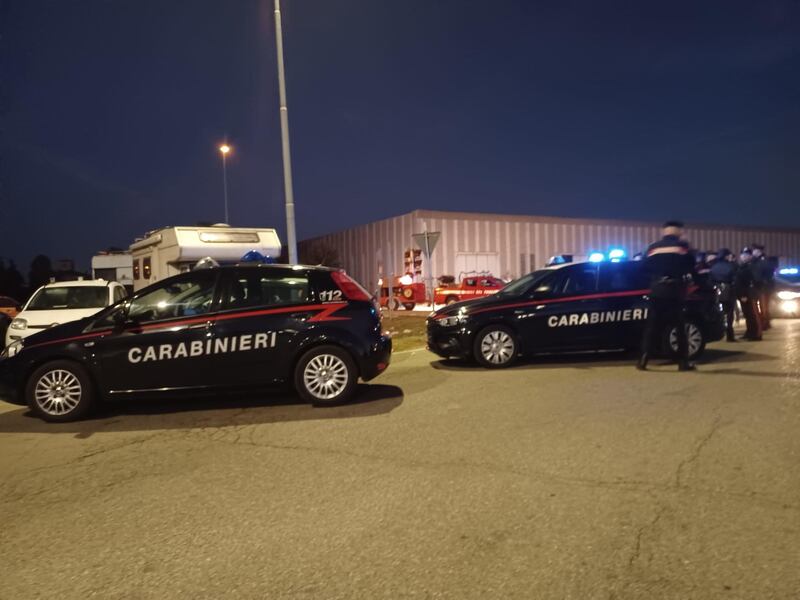 Cordone di polizia attorno al capannone del rave party 1