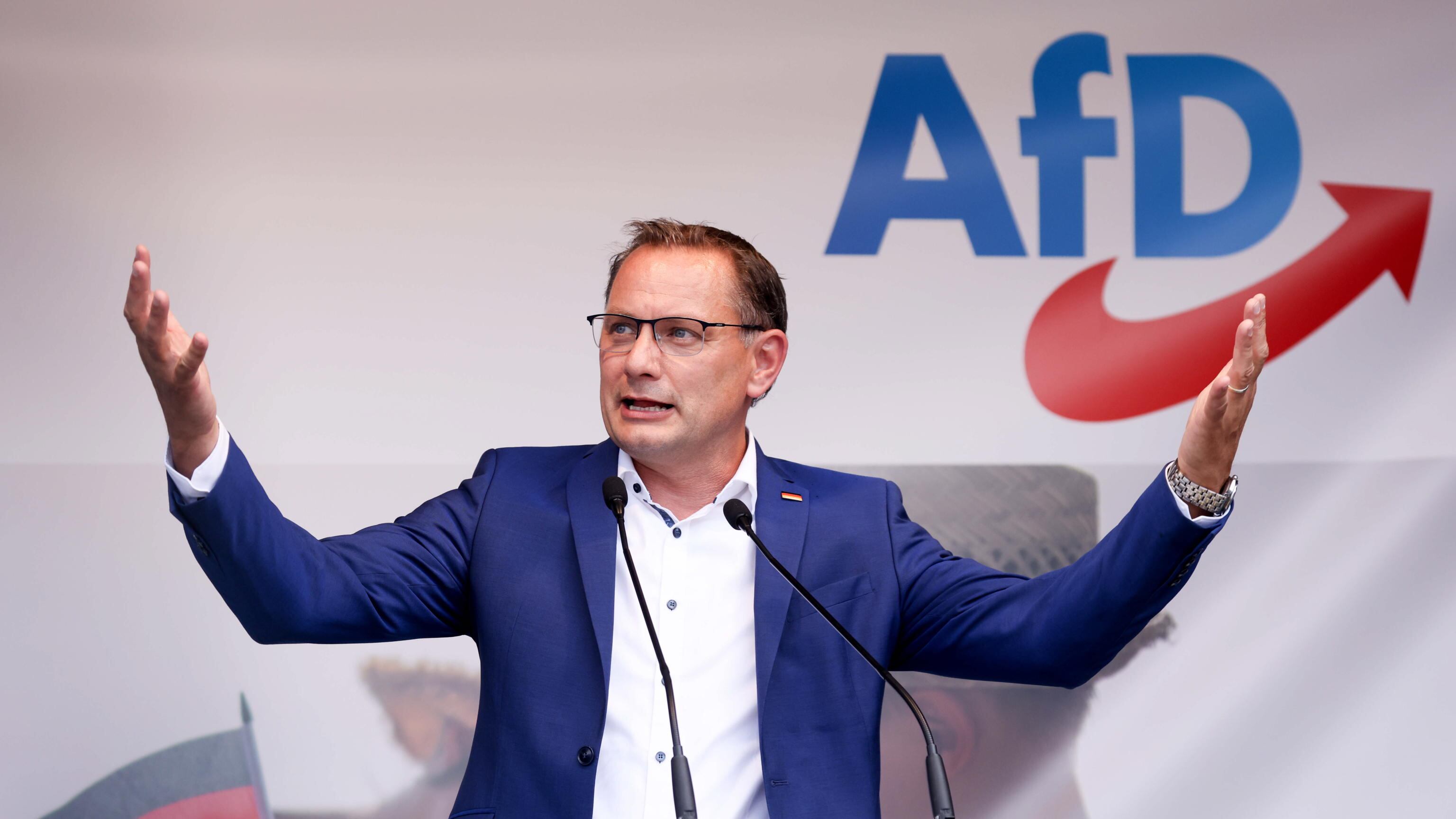 "Siamo pronti a espellerlo". L'AfD scarica il candidato che "parla come Hitler"