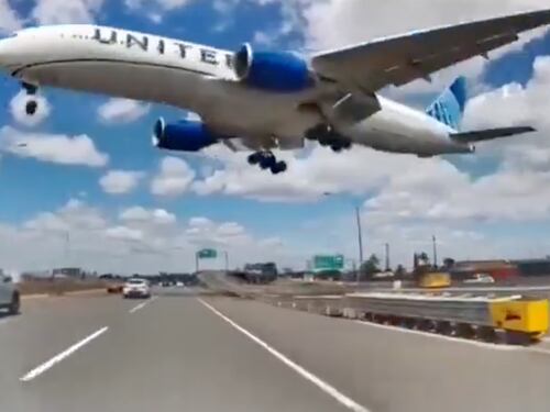 Paura sul volo Venezia-Newark: l’aereo United colpisce un palo e sfiora un camion
