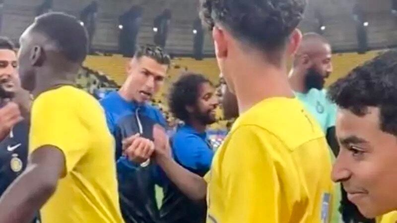 Cristiano junior snobba il padre davanti a tutti, CR7 lo richiama: "Vieni a salutarmi"