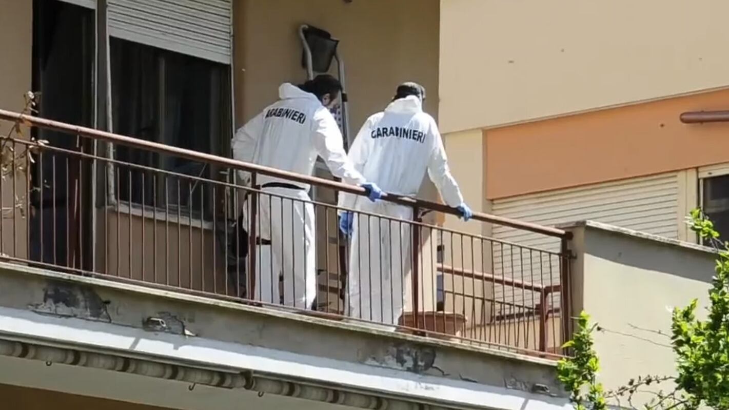 Nuovo orrore in via Fani: il marito morto in casa, lei lo brucia in balcone