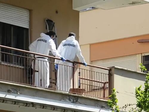 Nuovo orrore in via Fani: il marito morto in casa, lei lo brucia in balcone