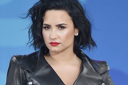 Demi Lovato hot in calze a rete 15