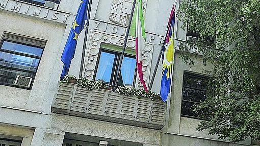 La Provincia è stata abolita e continua a creare dirigenti