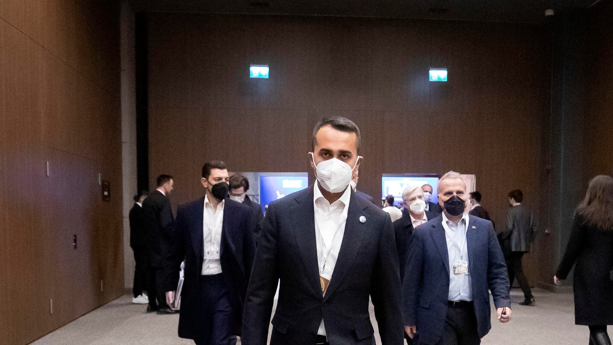 Duello sulla Nato tra Conte e Di Maio. L'ex premier: no a maggiori spese militari