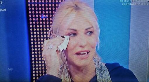 Frizzi riappare in tv e fa commuovere la Clerici 5