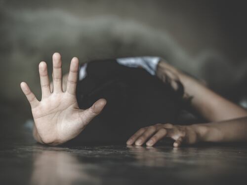 "Voglio parlare con un uomo". E il bengalese massacra due poliziotte
