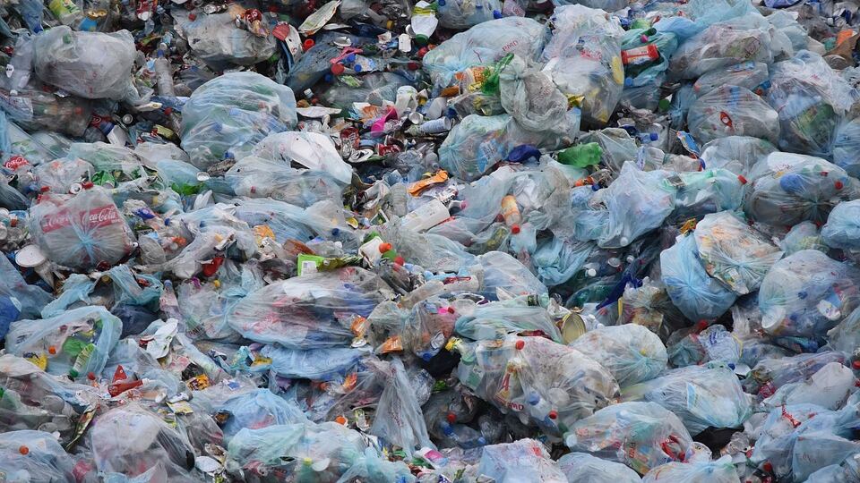 Palermo sommersa dai rifiuti, la causa è un guasto alla discarica
