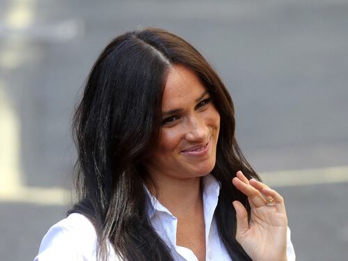 Meghan Markle ha finito il congedo di maternità e torna al lavoro lanciando abiti per beneficenza