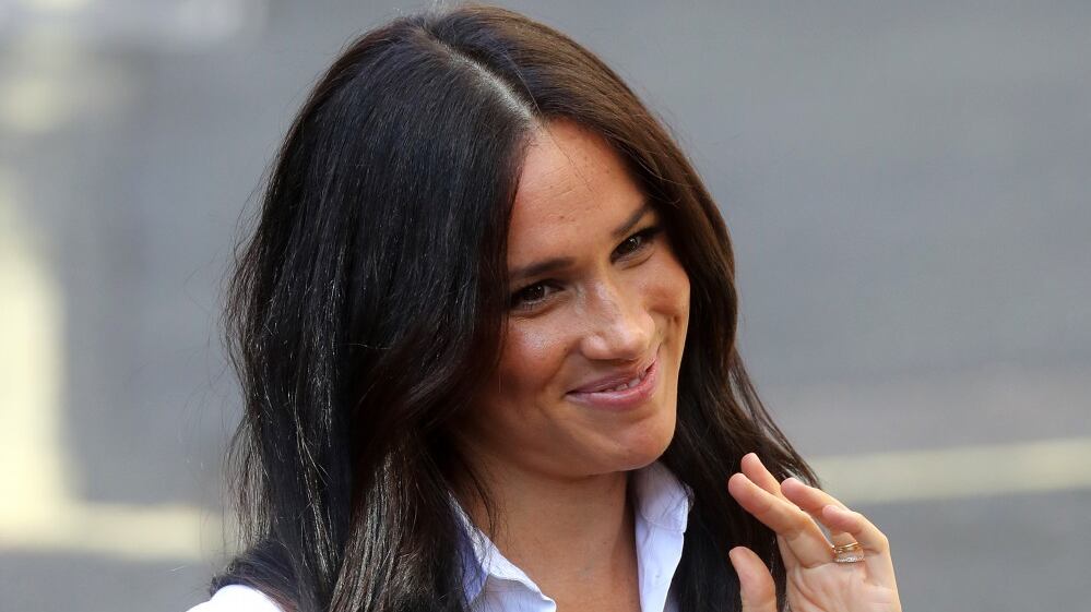 Meghan Markle ha finito il congedo di maternità e torna al lavoro lanciando abiti per beneficenza
