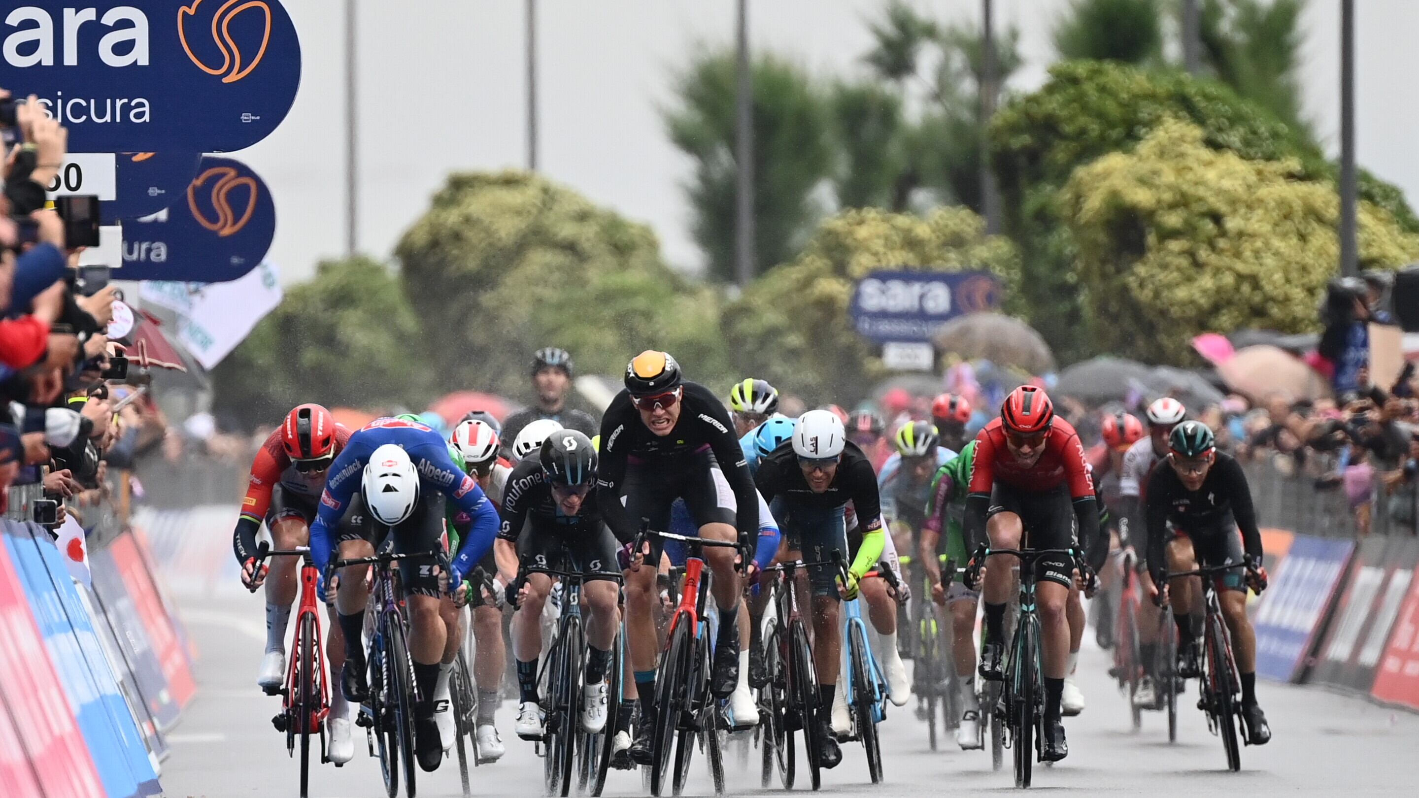 Giro, Evenepoel cade due volte. A Salerno la volata sorride a Groves