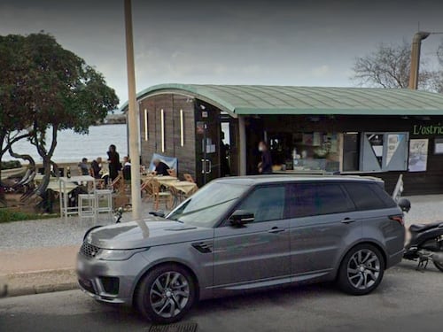 Fuggono dal ristorante senza pagare ma vengono beccati: ecco quale indizio li ha "traditi"