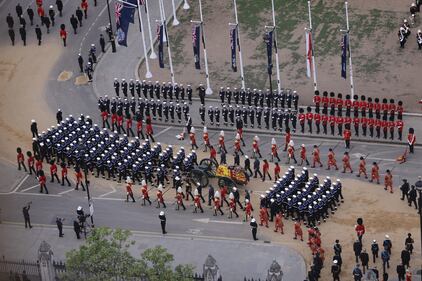 Le lacrime e il tributo della folla al funerale della Regina Elisabetta 2