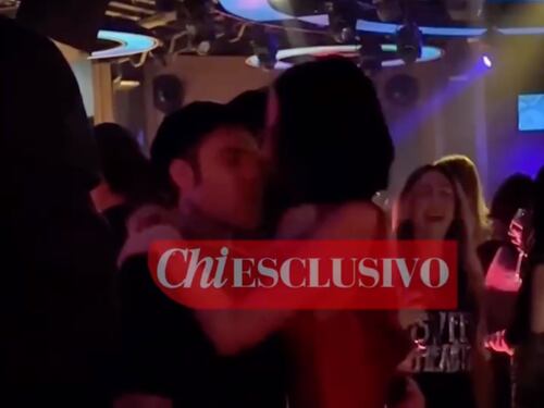 "Baci interminabili e caschetto nero". Fedez ripreso con una nuova ragazza