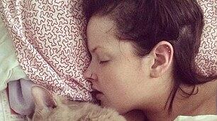 Si sveglia ogni sei mesi: Beth ha la sindrome della Bella Addormentata