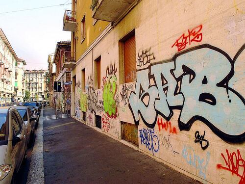 La firma sui graffiti incastra i writer