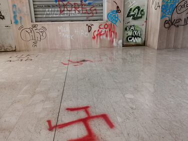 Nella stazione da incubo, tra svastiche, scritte razziste e abbandono 14