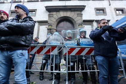 Uova sui poliziotti: la protesta dei centri sociali a Milano 9