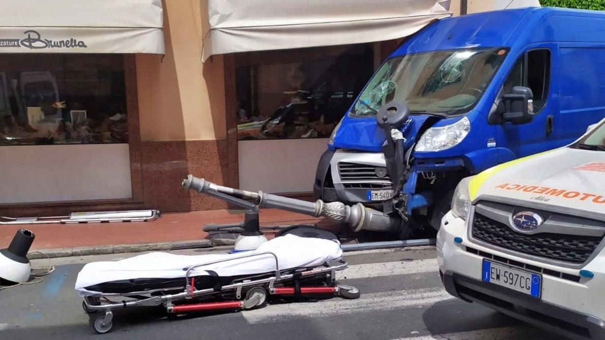 Sbanda col furgone mentre litiga e travolge coppia sul marciapiede