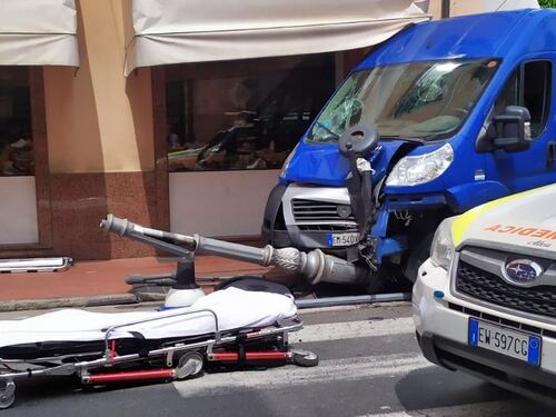 Sbanda col furgone mentre litiga e travolge coppia sul marciapiede
