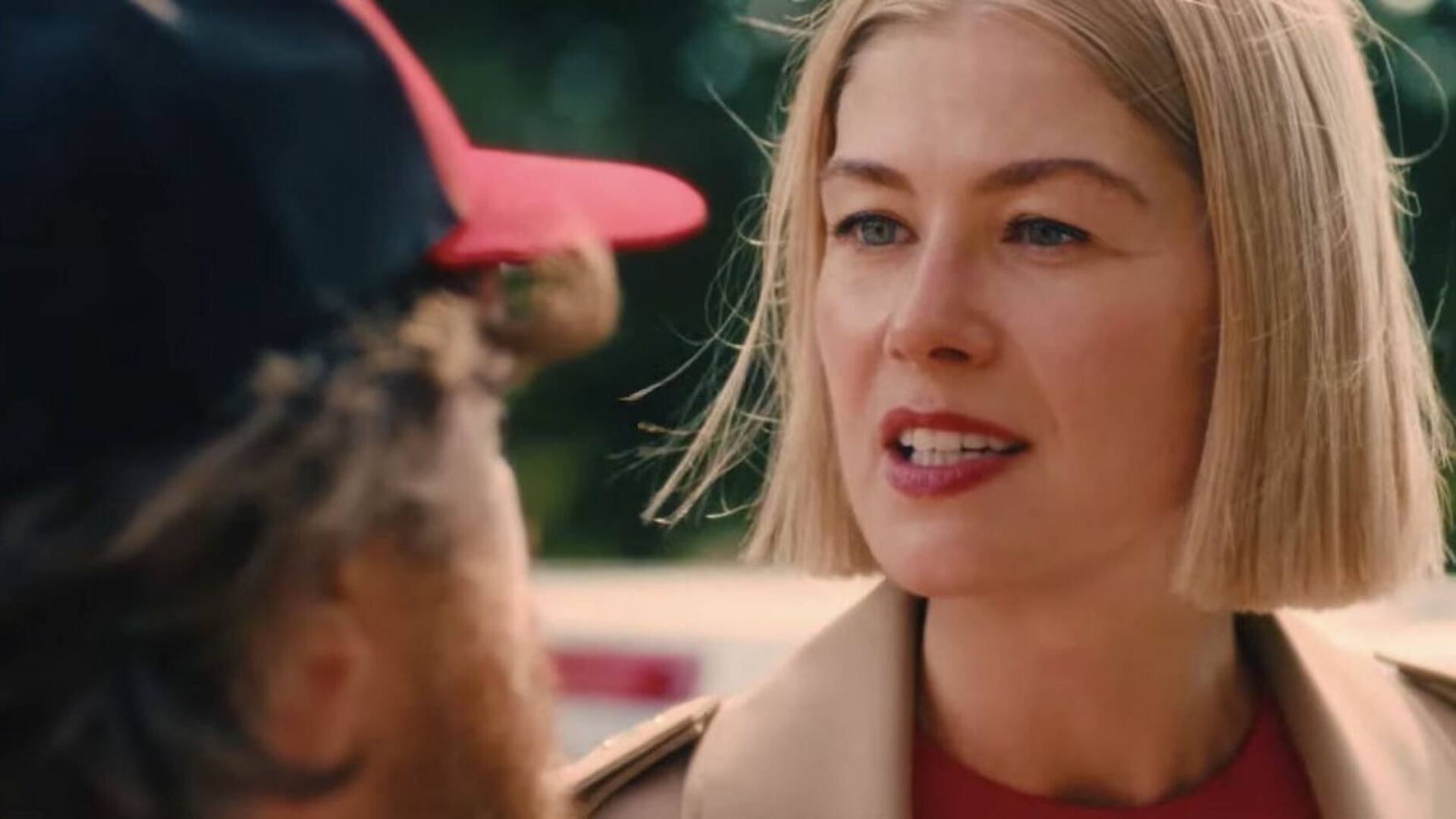 "I care a lot": Rosamund Pike regala divertimento dark