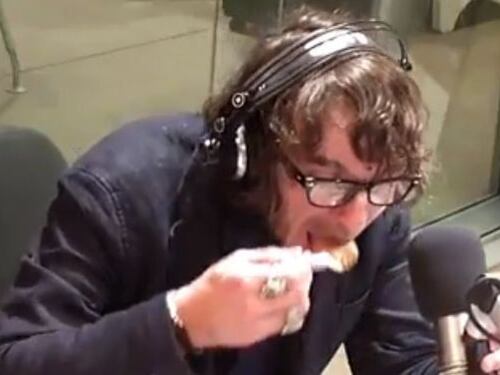 Cruciani mangia in diretta uno spezzatino di nutria: "Piatto eccellente"