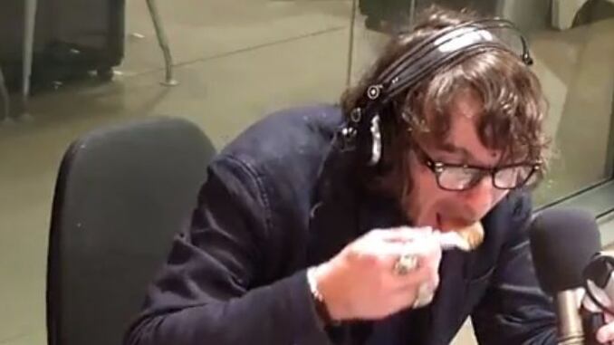 Cruciani mangia in diretta uno spezzatino di nutria: "Piatto eccellente"