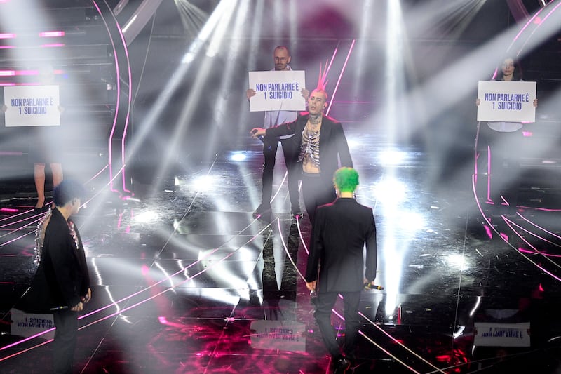 Sanremo 2024: ecco il look della prima serata del Festival dei Le Sad 6