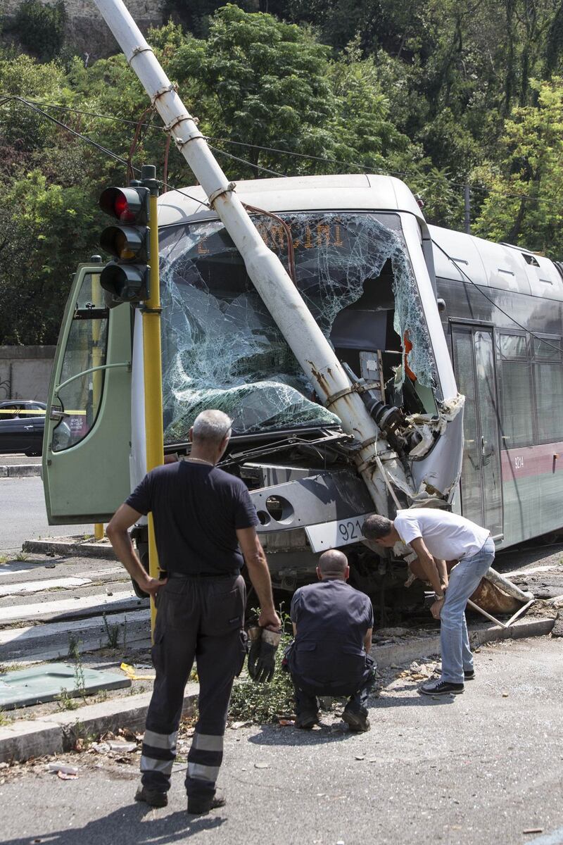 Roma, auto e tram si scontrano: tre feriti 1