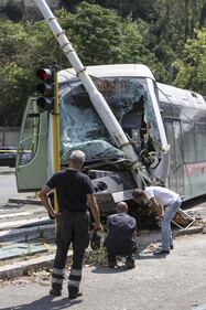 Roma, auto e tram si scontrano: tre feriti 1