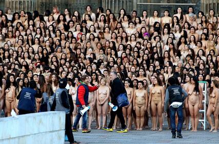 Bogotà, 6mila nudi in piazza: in posa per Tunick 16