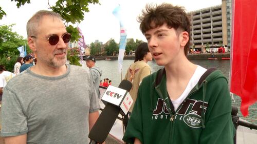 Marco e suo padre, che sono venuti dalla Spagna per studiare nel Regno Unito, hanno detto di aver appreso la tradizione del Dragon Boat Festival cinese grazie all'evento.