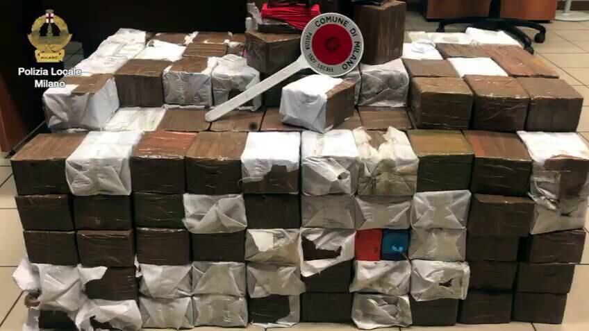 I bambini giocavano su 400 chili di hashish. Prese mamme pusher