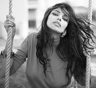 Madalina Ghenea hot in vacanza 2