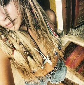 Ashley Benson sexy al mare 15