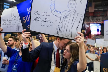 Il lungo addio a Charlie Kirk in Arizona 8