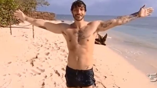 Stefano De Martino rientra in Italia e Belen lo "snobba"