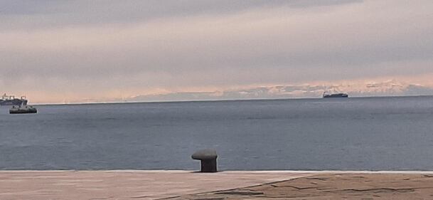 La Bora imperversa a Trieste: oltre al forte vento anche la pioggia 1