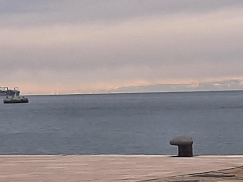 La Bora imperversa a Trieste: oltre al forte vento anche la pioggia