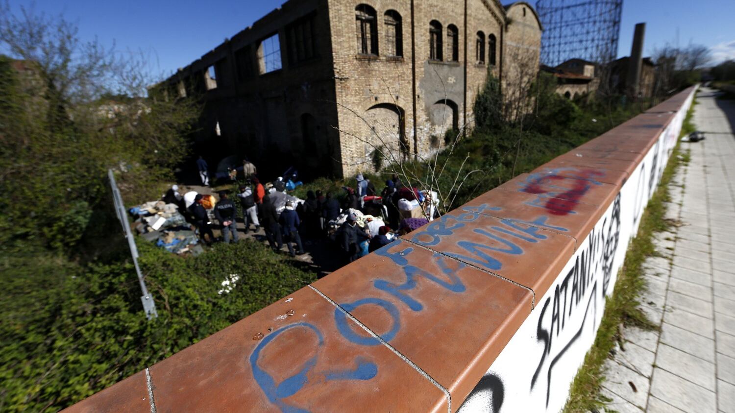 Roma, sgomberato rudere occupato: c'è un malato di tubercolosi tra gli sfollati