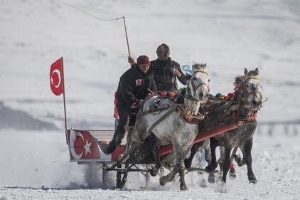 Turchia, sul lago ghiacciato corrono le slitte a cavalli 12