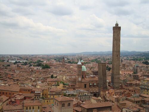 Bologna, Torre Garisenda in sicurezza con i pali della Torre di Pisa | Video