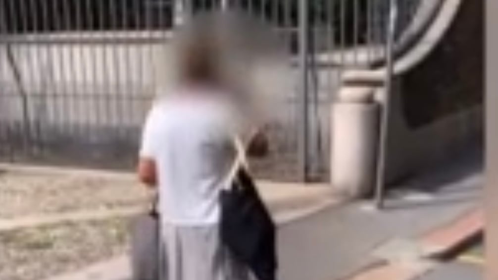 "L'educazione e la decenza sotto i piedi". Anziana chiama la polizia per un bacio gay