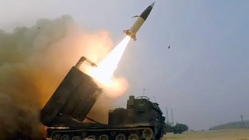 Kiev colpisce strutture militari in Russia con gli Atacms: "Continueremo"