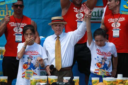 A New York la gara tra mangaitori di hot dog 5