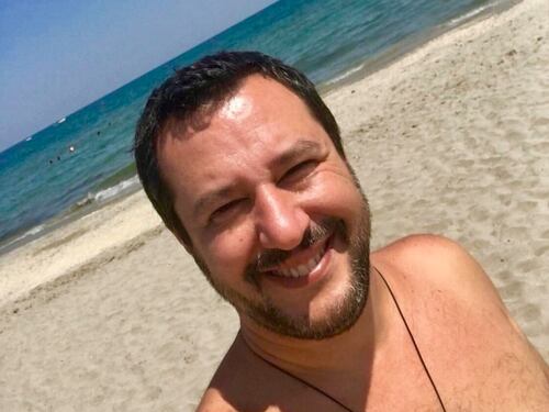 Salvini in vacanza a Milano Marittima, tra spiaggia, mare e discoteca