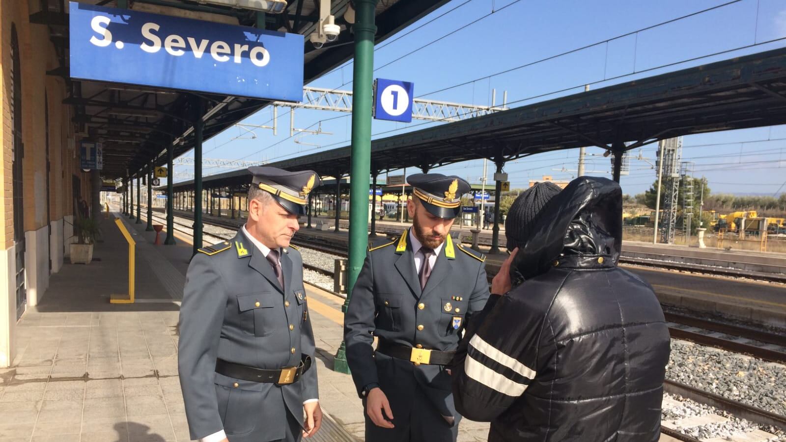 Straniero aggredisce capotreno. La mossa del finanziere "eroe"