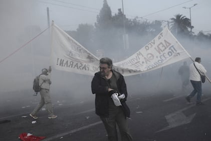 Grecia, scontri davanti al parlamento 7