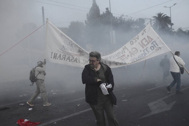 Grecia, scontri davanti al parlamento 7